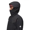 Schwarze Hardshelljacke "Alto Guide HS Hooded Jacket" von Mammut; seitliche Ansicht eines Trägers mit Kapuze. Produktbild-Vorschau