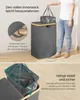 A person is demonstrating how to remove the inner bag from a laundry basket. Produktbild-Vorschau