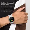 A person wearing a smartwatch with a call interface displayed on the screen. Náhled obrázku produktu