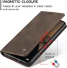 A brown leather-look phone case is shown open, revealing a phone screen inside. Red arrows highlight the magnetic closure feature. Produktbild-Vorschau