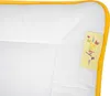 A close-up view of a white baby pillow with a yellow border and a small yellow tag. Produktbild-Vorschau