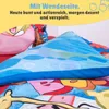 A close-up view of a colorful bedding set with cartoon characters, with text overlay describing its features. Produktbild-Vorschau
