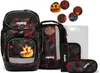 A set of school supplies including a backpack, lunch bag, pencil case, and other accessories, all with a black and red geometric pattern. Anteprima dell’immagine prodotto