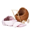 LILICarrozzina per bambole in vimini con lenzuola rosa Anteprima dell’immagine prodotto 8