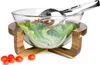 Salatschale aus Glas mit Salatbesteck auf Holz-Gestell Produktbild-Vorschau 1