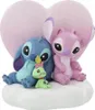 A figurine set of Stitch and Angel from Disney's Lilo & Stitch, sitting on a cloud with a pink heart behind them. Anteprima dell’immagine prodotto
