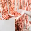 Rosenquarz-metallischer Fransenvorhang, von einer Hand gehalten, der die glänzenden einzelnen Streifen zeigt Náhled obrázku produktu