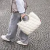 reisenthel Loopbag Hobo, modèle Puffer, couleur Stone Voir les images du produit 11