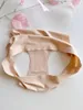 Beige nahtlose Damenunterwäsche, gefaltet und flach ausgelegt, mit rosa Deko-Blättern im Hintergrund Produktbild-Vorschau