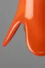 Detailansicht der orange Glaspendelleuchte Gable von Dutchbone mit geschwungenem Henkel und glänzender Oberflächenstruktur. Produktbild-Vorschau