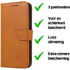 A brown leather phone case with checkmarks and feature descriptions. Produktbild-Vorschau