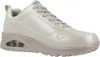 A side view of a single beige Skechers sneaker. Voir les images du produit