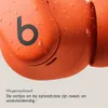 Close-up of orange earbuds with water droplets, with text describing their features. Anteprima dell’immagine prodotto