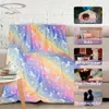 Regenbogen-Einhorn-Decke, die im Dunkeln leuchtet, über ein Sofa drapiert, mit kleinen Bildern, die ihre Verwendung im Freien, auf dem Sofa, im Schlafzimmer, als Haustierdecke und als Reisebegleiter zeigen Produktbild-Vorschau