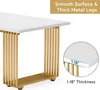 Close-up of a white table with gold metal legs, highlighting its thickness and material. Anteprima dell’immagine prodotto