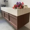 A vanity with a sink and drawers, decorated with a bouquet of flowers. Anteprima dell’immagine prodotto
