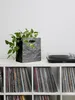 Knitterbox mit Zimmerpflanze auf Regal mit Schallplatten und Plattenspieler – modernes Interior Produktbild-Vorschau