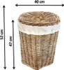 A wicker laundry basket with a fabric liner and lid, shown with dimensions indicated by measurement lines and text. Produktbild-Vorschau