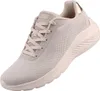 Auf dem Bild ist ein weißer Freizeitschuh zu sehen der von der linken Seite betrachtet wird. Der Schuh hat eine moderne Form und ein schlichtes Design mit einem luftigen Mesh-Obermaterial. Produktbild-Vorschau
