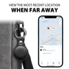 A black tracking device attached to a gray bag is shown next to a smartphone displaying a map with location data. Voir les images du produit