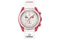 A Swatch x Omega Bioceramic Moonswatch Mission to Mars watch is shown against a white background. Voir les images du produit