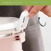 A hand is shown closing a latch on a bento lunchbox. Produktbild-Vorschau