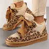 Close-up of women's winter sneakers with leopard print. Produktbild-Vorschau