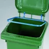 Close-up view of the open lid of a green trash can with a blue frame attached to hold a trash bag. Náhled obrázku produktu