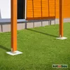 Two wooden posts are anchored to the ground with metal bases on a grassy lawn, next to a building with an orange wooden facade. Anteprima dell’immagine prodotto