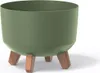 A green planter pot with wooden legs on a white background. Anteprima dell’immagine prodotto