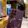 Close-up of a phone case with camera lenses and a magnetic ring, with a blurred background of what appears to be a cafe or store. Náhled obrázku produktu