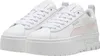 A pair of white Puma Mayze LTH sneakers with pink accents. Produktbild-Vorschau
