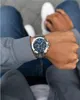A person wearing a watch and jeans. Voir les images du produit