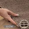 A hand is shown pressing down on a carpet to demonstrate its thickness. Produktbild-Vorschau