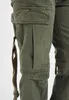 A close-up view of the cargo pocket and straps on a pair of green cargo pants. Produktbild-Vorschau