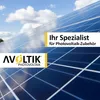 Solar panels under a blue sky with clouds, with marketing text and a logo overlay. Produktbild-Vorschau