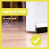 A close-up of a door bottom seal brush attached to a white door, with text overlays highlighting its benefits. Produktbild-Vorschau