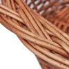 A close-up view of the woven wicker material of a basket. Voir les images du produit