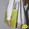 A person is holding a painting kit with a picture of Venice on it. Voir les images du produit