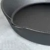 A close-up view of the rim and interior of a black cast iron pan. Produktbild-Vorschau