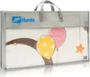 A baby play mat is shown inside its packaging bag, which has a clear plastic front and a gray fabric border with handles. The mat inside features colorful balloons and stars. Produktbild-Vorschau