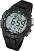 A black digital watch with a black rubber strap is shown against a white background. The watch face displays the time, day, and date. Voir les images du produit