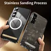 Two phone cases are shown side-by-side, with hands holding them. The left case is black with a white magnetic ring, and the right case is dark gray with a cracked glass effect. Text overlays describe the features of the cases. Anteprima dell’immagine prodotto