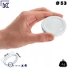 A hand holding a white metal lid for a jar. Podgląd zdjęcia produktu