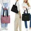 Drei Bilder von Frauen mit Tragetaschen: eine rosa Tragetasche, gehalten von einer Frau in Jeans, und zwei Ansichten einer schwarzen Tragetasche, getragen von Frauen in verschiedenen Outfits Náhled obrázku produktu