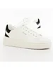 A pair of white Guess sneakers with black accents. Produktbild-Vorschau