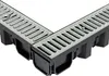 A close-up, angled view of a corner section of a drainage channel system, showing the metal grate and black plastic base. Anteprima dell’immagine prodotto