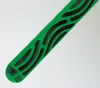 A close-up view of a green handle with black wavy cutouts. Voir les images du produit