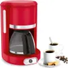 A red filter coffee machine with a glass carafe is shown next to two cups of coffee, coffee beans, and two wafer cookies. Anteprima dell’immagine prodotto
