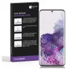 A product box with installation instructions for a phone screen protector, next to a smartphone with a screen protector applied. Produktbild-Vorschau